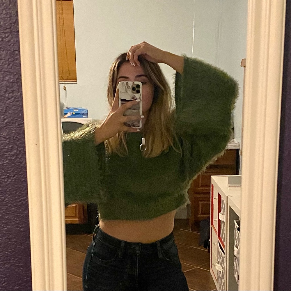 Crop fuzzy sweater in green